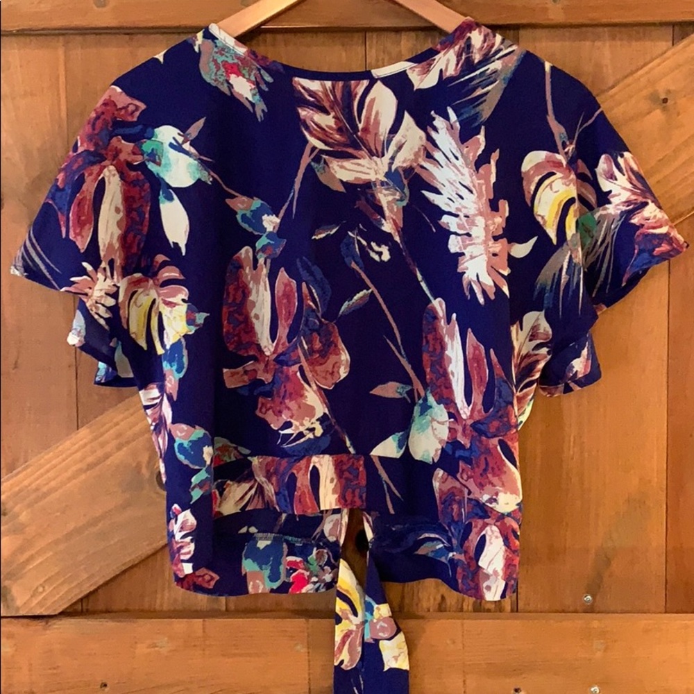 super cute women’s floral cropped blouse